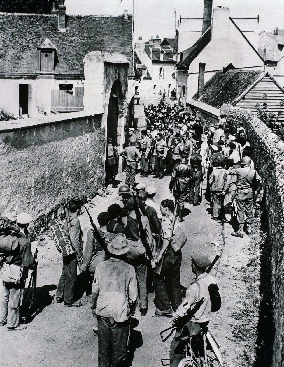 Groepen Franse verzetsstrijders wachten op de verdeling van wapens in een huis, juli 1944 door Unbekannt