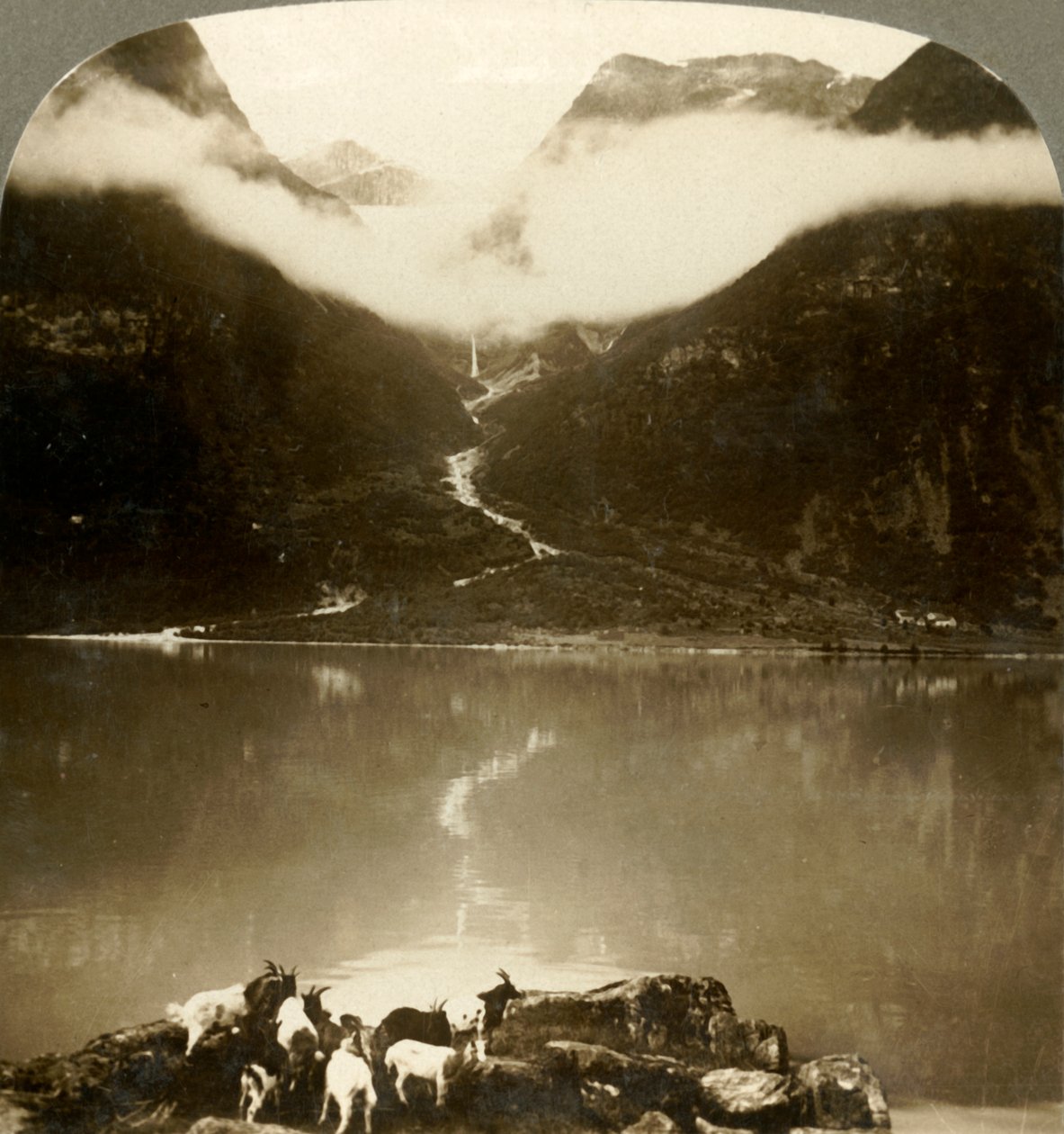 Grytereids gletsjer glinsterend boven drijvende wolken, over het rustige Lake Olden, Noorwegen, ca. 1905 door Unbekannt