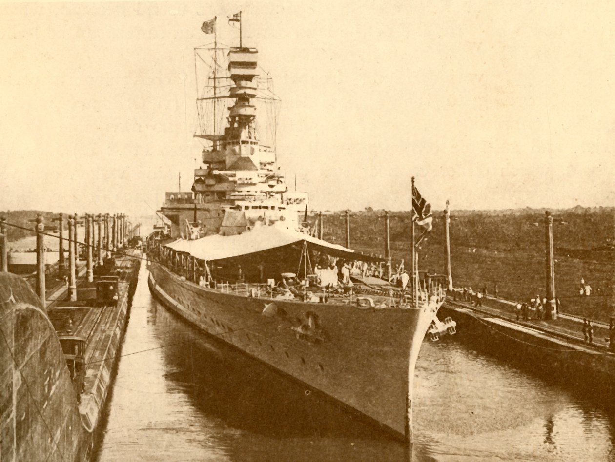 H.M.S. Renown door het Panamakanaal met de hertog en hertogin van York aan boord, ca. 1930 door Unbekannt