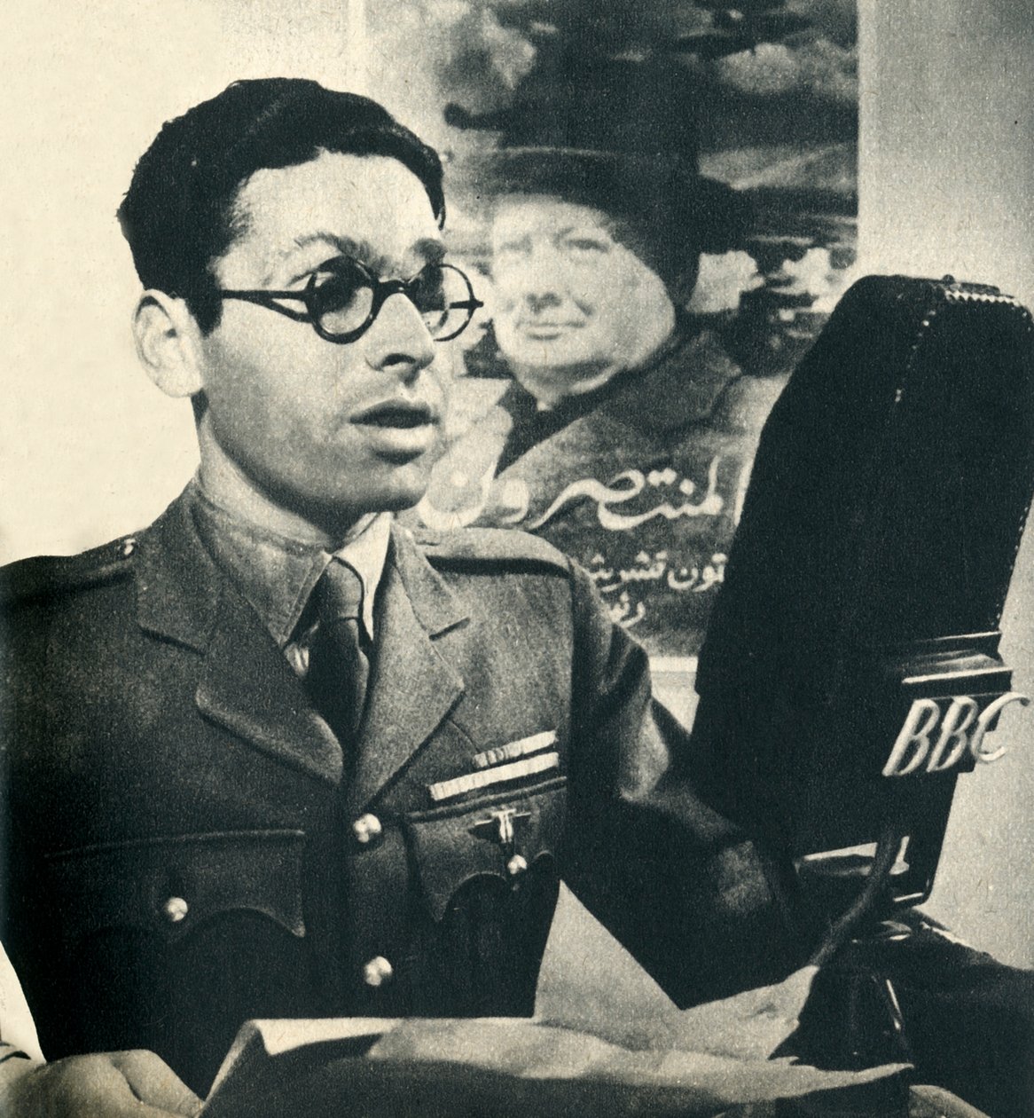 Hij leest het nieuws in Marokkaans Arabisch. Een lid van het Vrije Franse Leger, 1942 door Unbekannt