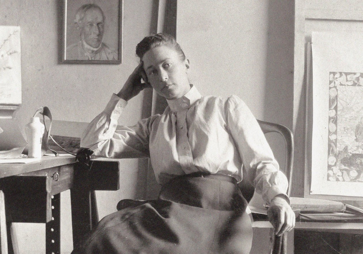 Hilma af Klint in haar studio aan Hamngatan, Stockholm door Unbekannt