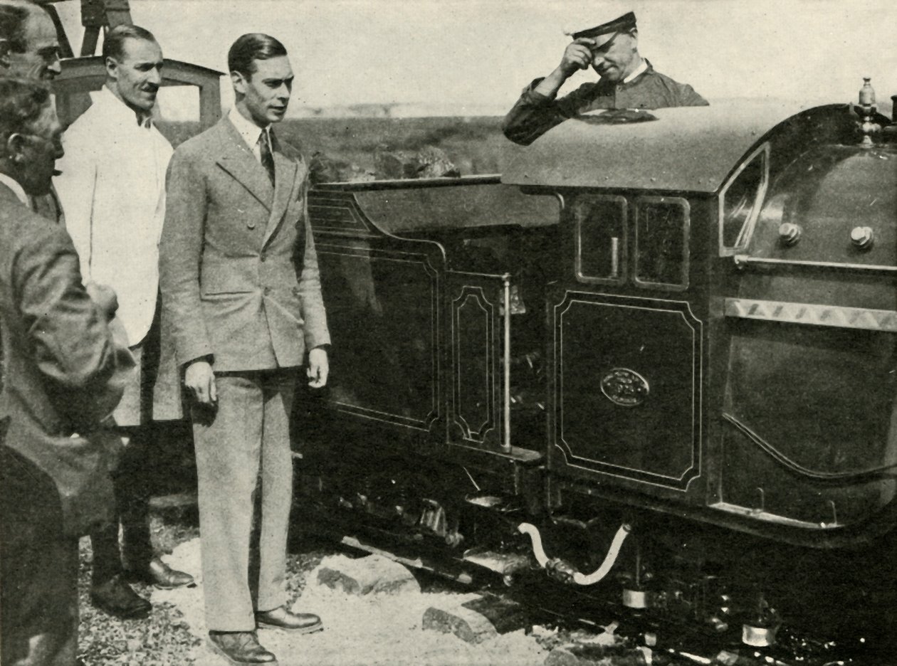 Zijne Majesteit inspecteert de miniatuurspoorweg in New Romney, Kent, 1926, 1937 door Unbekannt