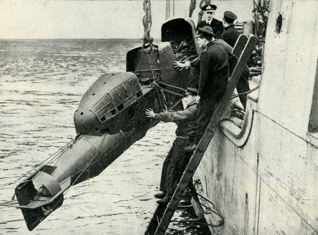 Het hijsen van een door een man bemande torpedo aan boord van een schip, Tweede Wereldoorlog, 1945 door Unbekannt