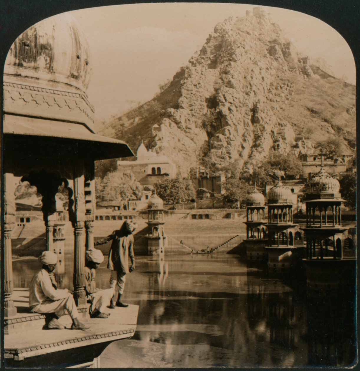 Heilige tank van Alwar, omgeven door paleizen en heiligdommen, een scène van ongeëvenaarde schoonheid, India, 1907 door Unbekannt