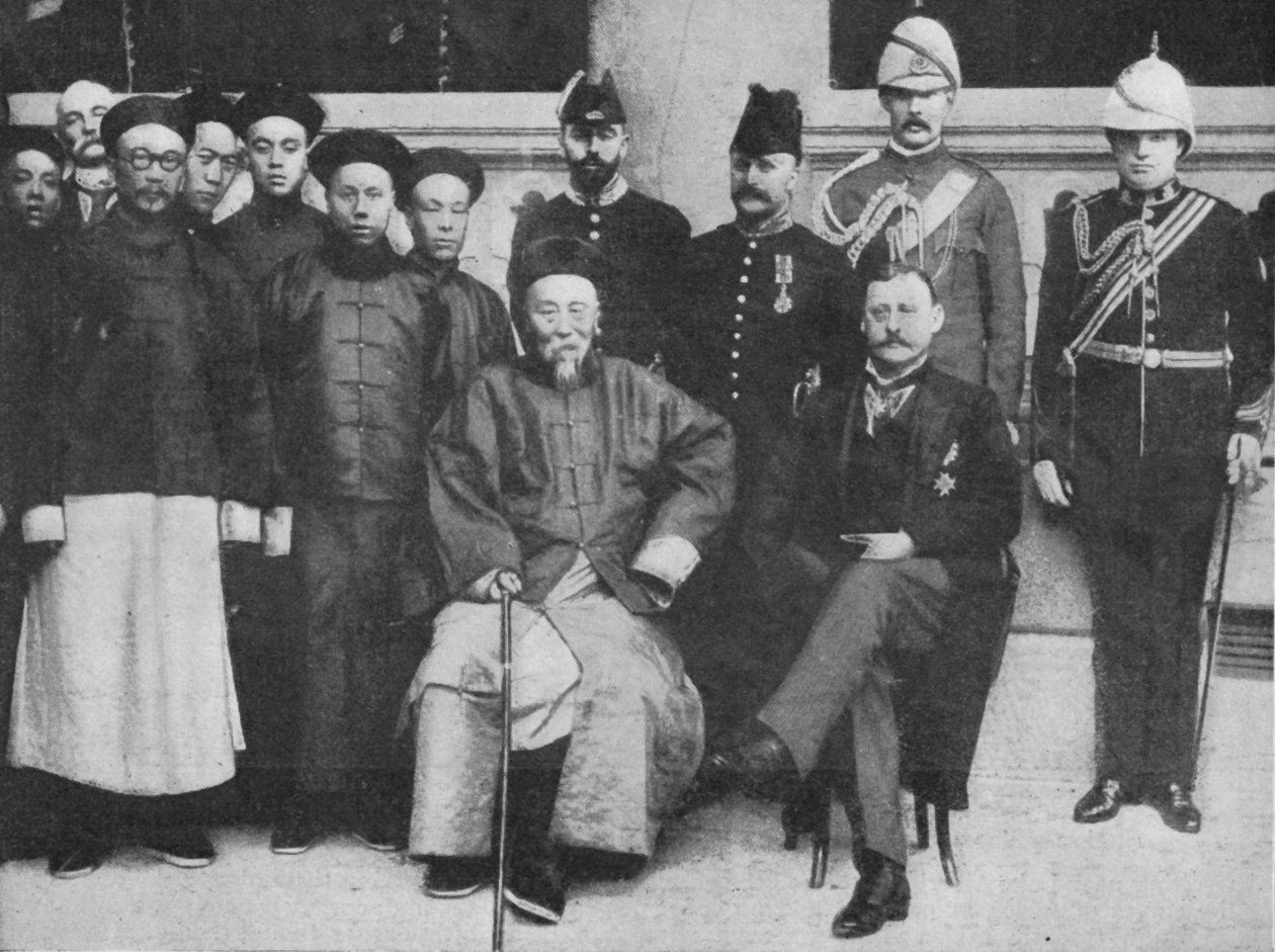 In Verre Cathay - Een interessante groep in Hong Kong, genomen voordat Li Hung naar Peking ging, 1900 door Unbekannt