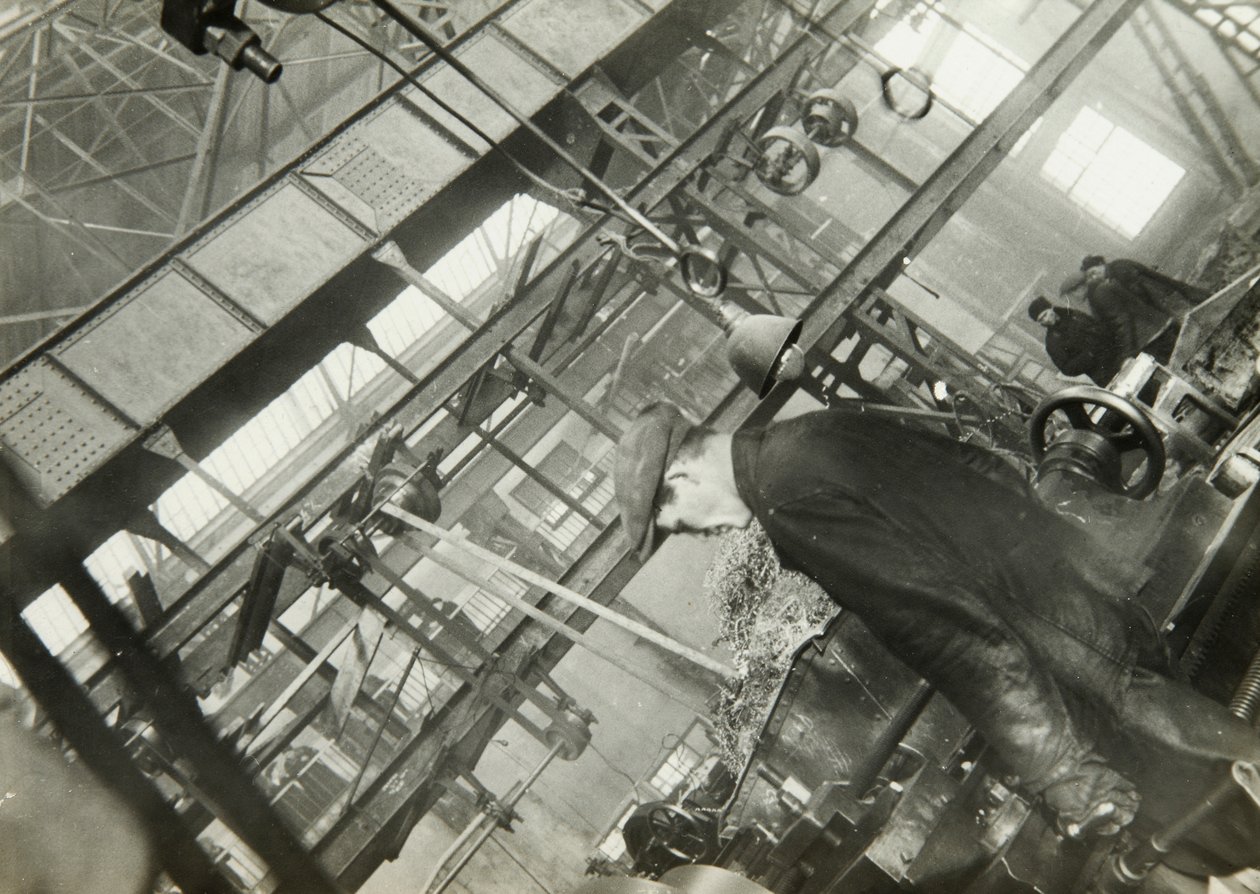 In een machinefabriek, USSR door Unbekannt