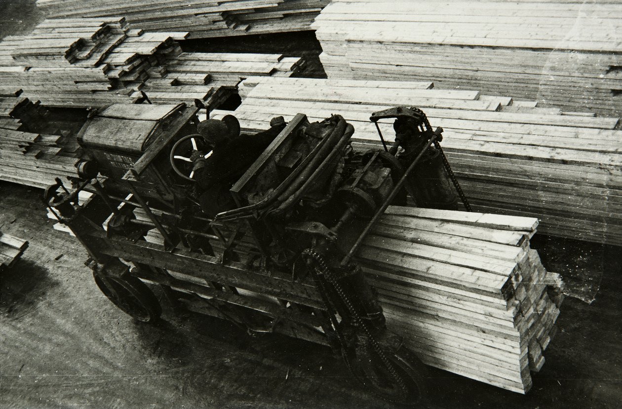 In een houtbewerkingsfabriek, Rusland, 1950s door Unbekannt