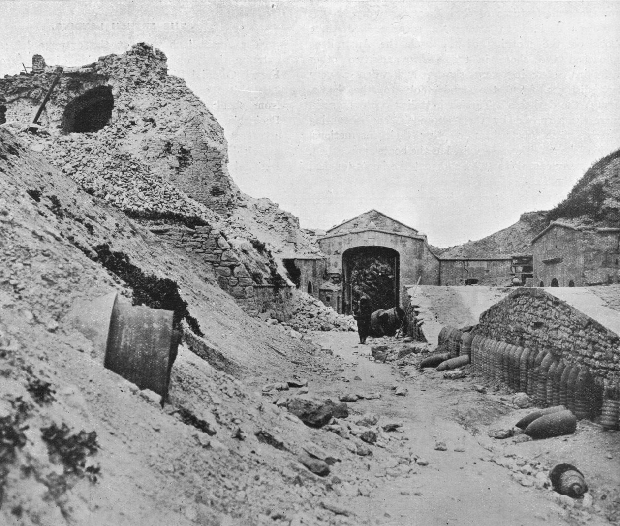 Binnen in het verwoeste fort van Sedd el Bahr, 1915 door Unbekannt