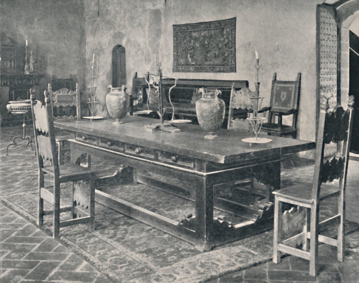 Interieur, Palazzo Davanzati - Met 15e-eeuwse tafel uit Parma of Modena, 1928 door Unbekannt