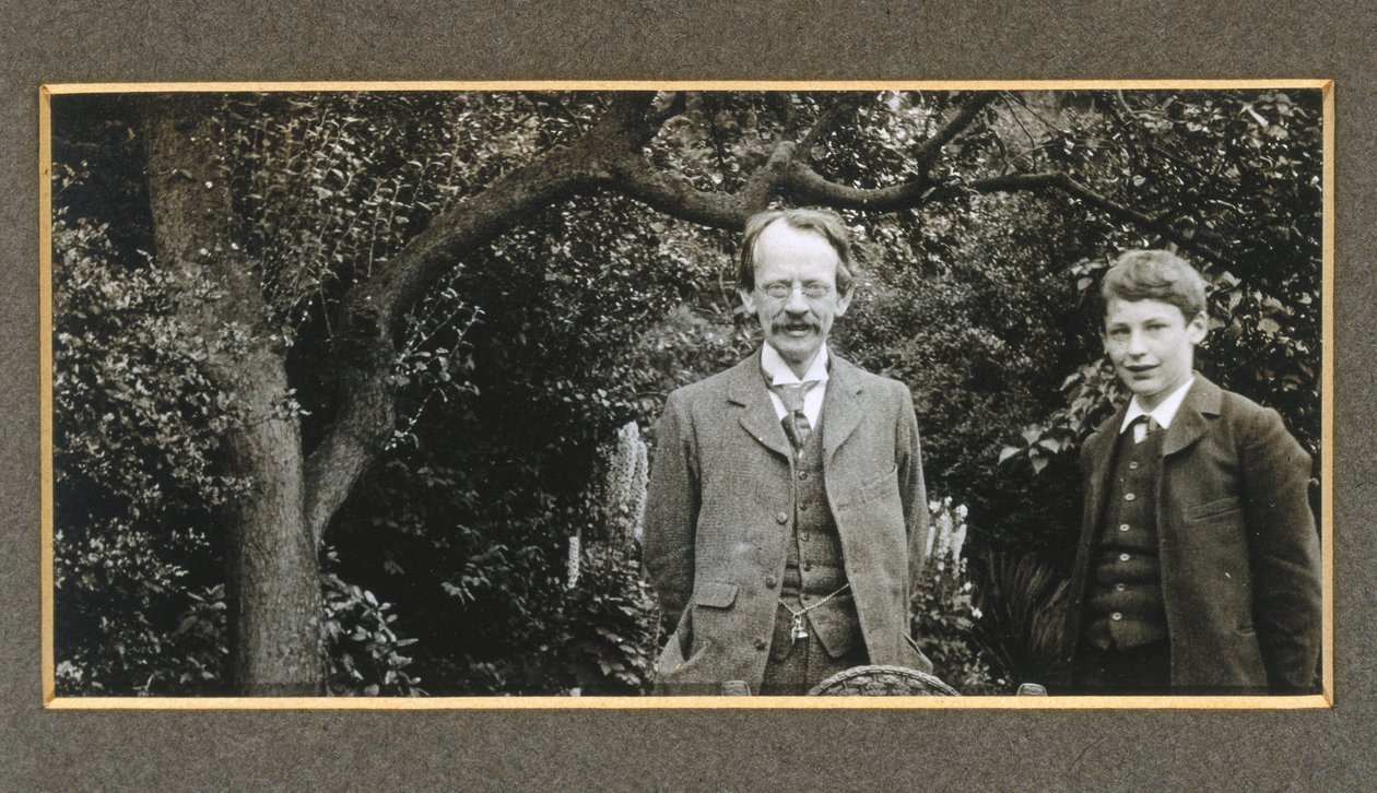 J J Thomson met zijn zoon, George, circa 1909 door Unbekannt