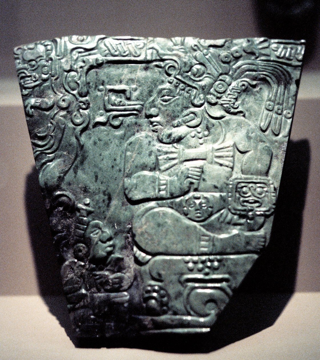 Jade plaquette met een zittende Maya-koning door Unbekannt