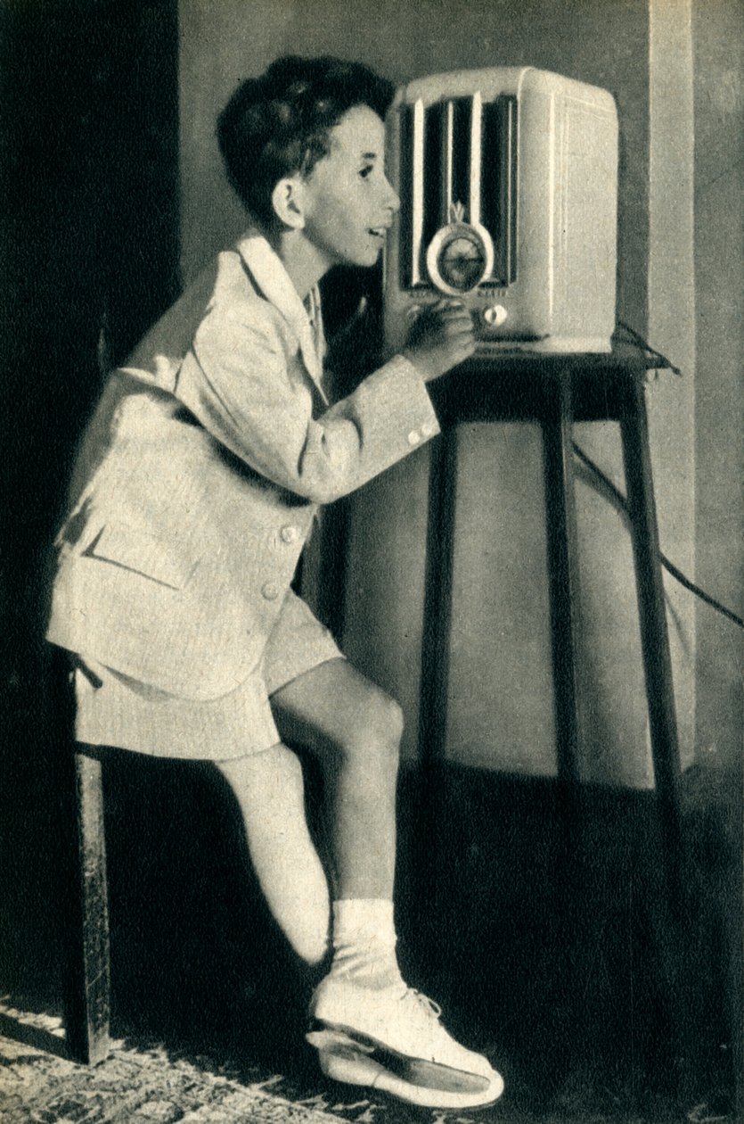 Koning Faisal van Irak luistert naar een uitzending voorbereid voor zijn verjaardag door de BBC, 1942 door Unbekannt