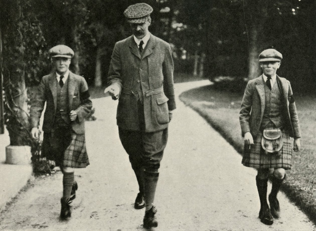 Koning George VI en de Ex-Koning Edward VIII met hun leraar Mr. Hansel, 1911, 1937 door Unbekannt