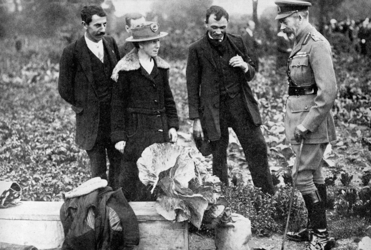 Koning George V bewondert volkstuinen op Clapham Common, Londen, c1910s-c1920s 1936 door Unbekannt