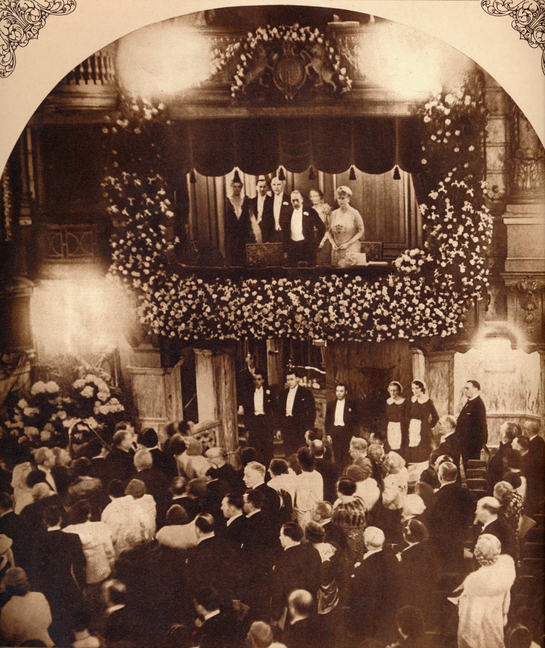 Koning George V en koningin Mary bij een Royal Command Variety Performance, 1920s of 1930s, 1935 door Unbekannt