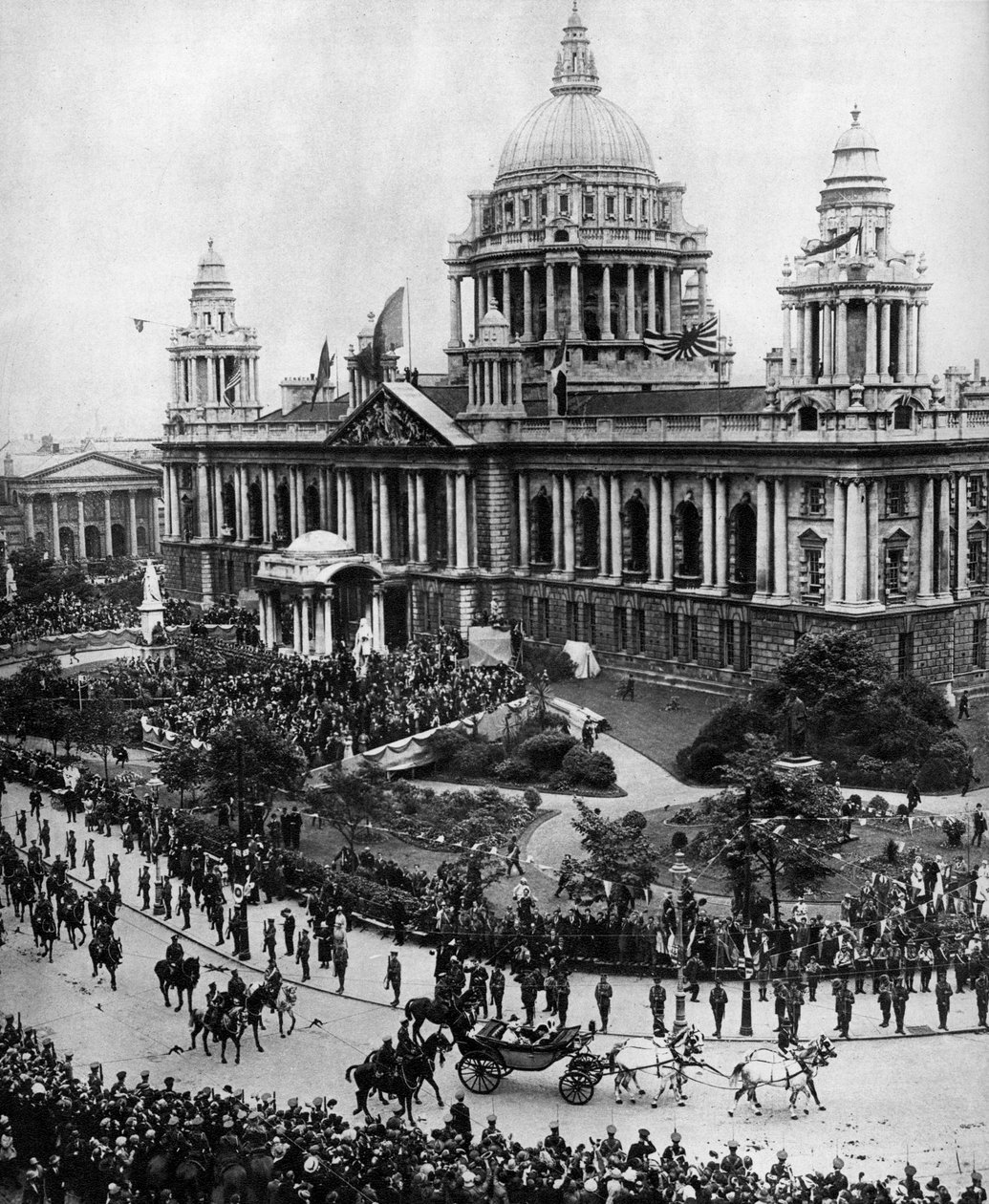 Koning George V rijdt om het eerste Ulster-parlement in Belfast te openen, 1921, 1935 door Unbekannt