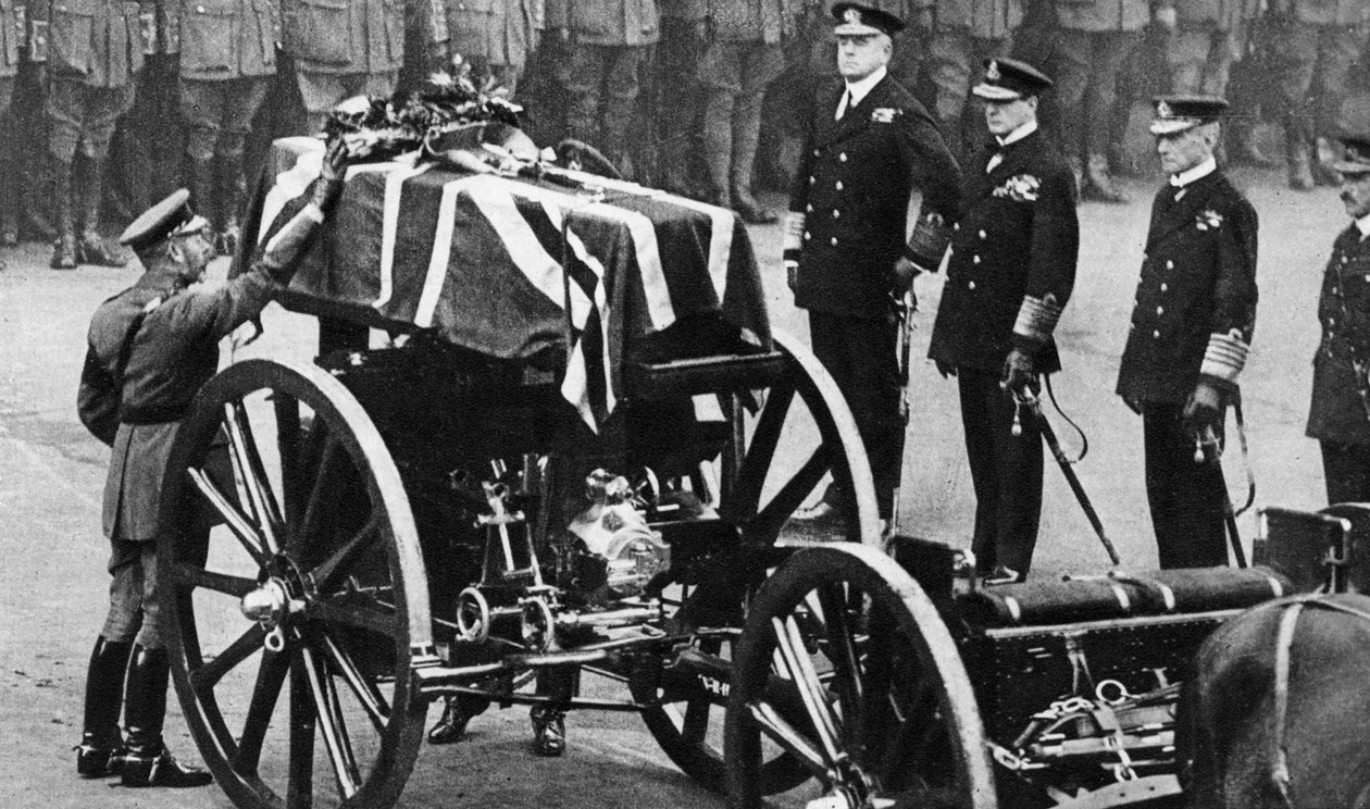 Koning George V legt een krans op de kist van een onbekende soldaat, Whitehall, Londen, ca. 1930s door Unbekannt