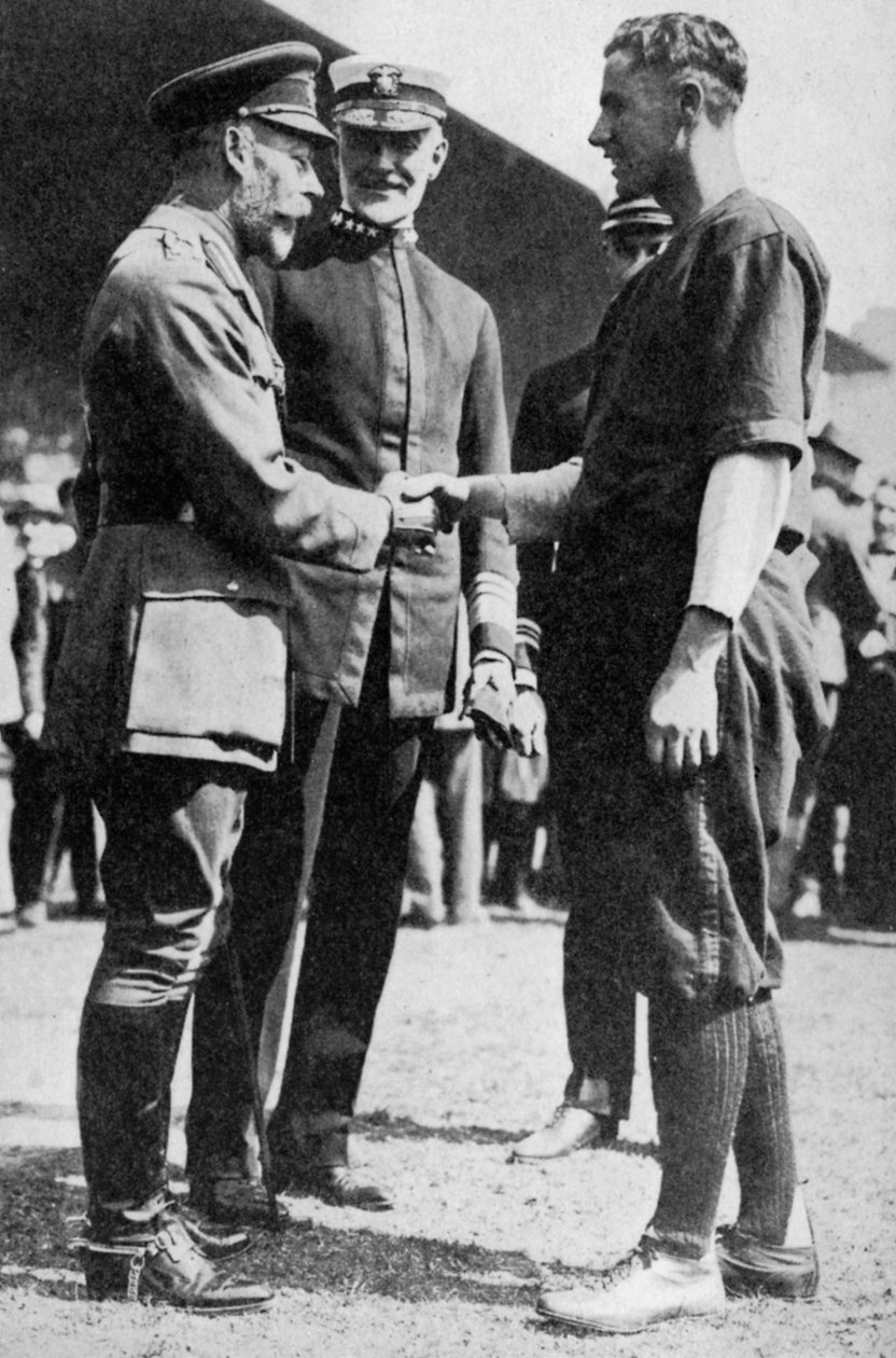 Koning George V ontvangt een Amerikaanse soldaat die honkbal had gespeeld, ca. 1910s 1936 door Unbekannt