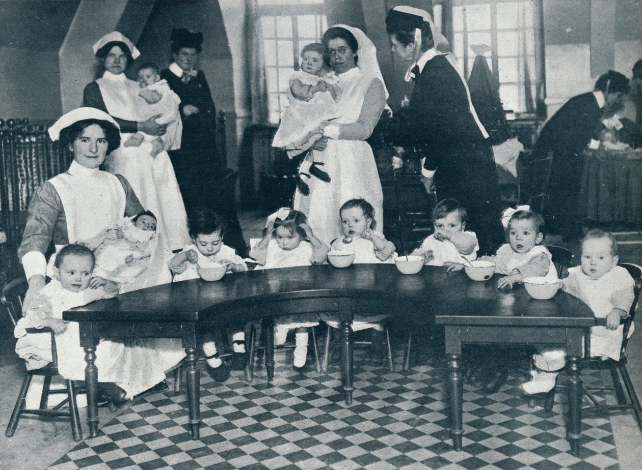 Kingsway Hall crèche voor kinderen met vaders in de oorlog en moeders die werken, 1914 door Unbekannt