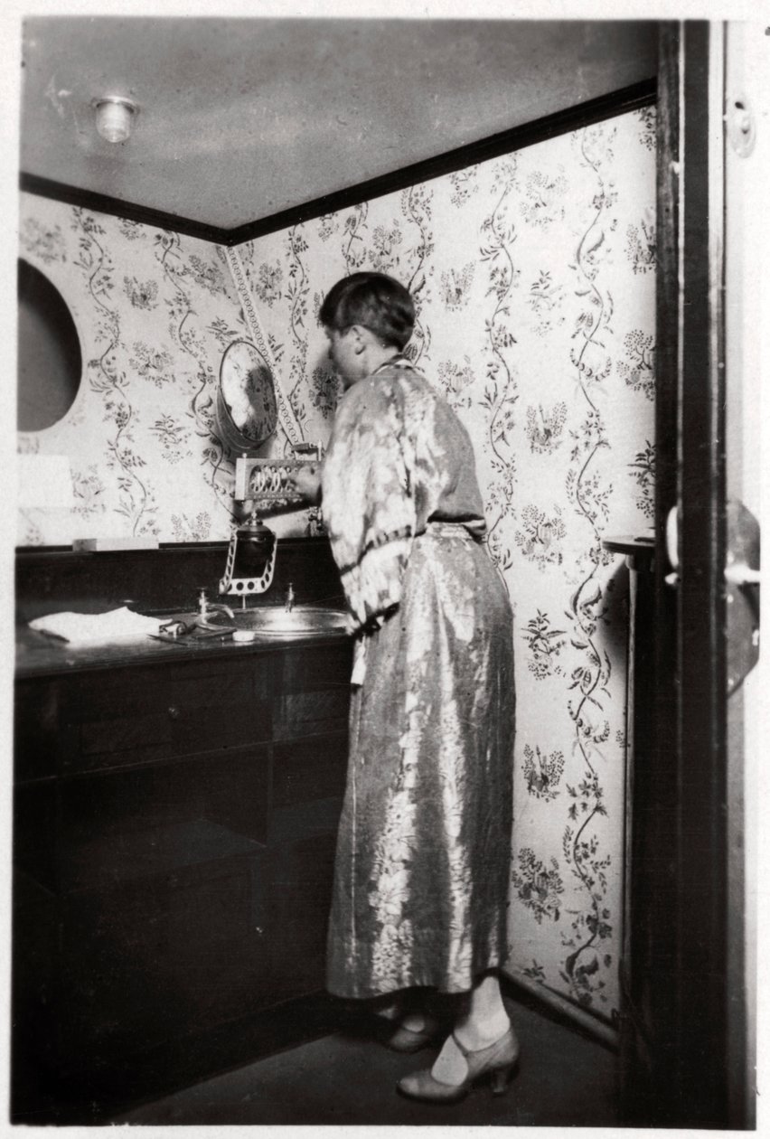 Dames toilet, Zeppelin LZ 127 Graf Zeppelin, 1933 door Unbekannt