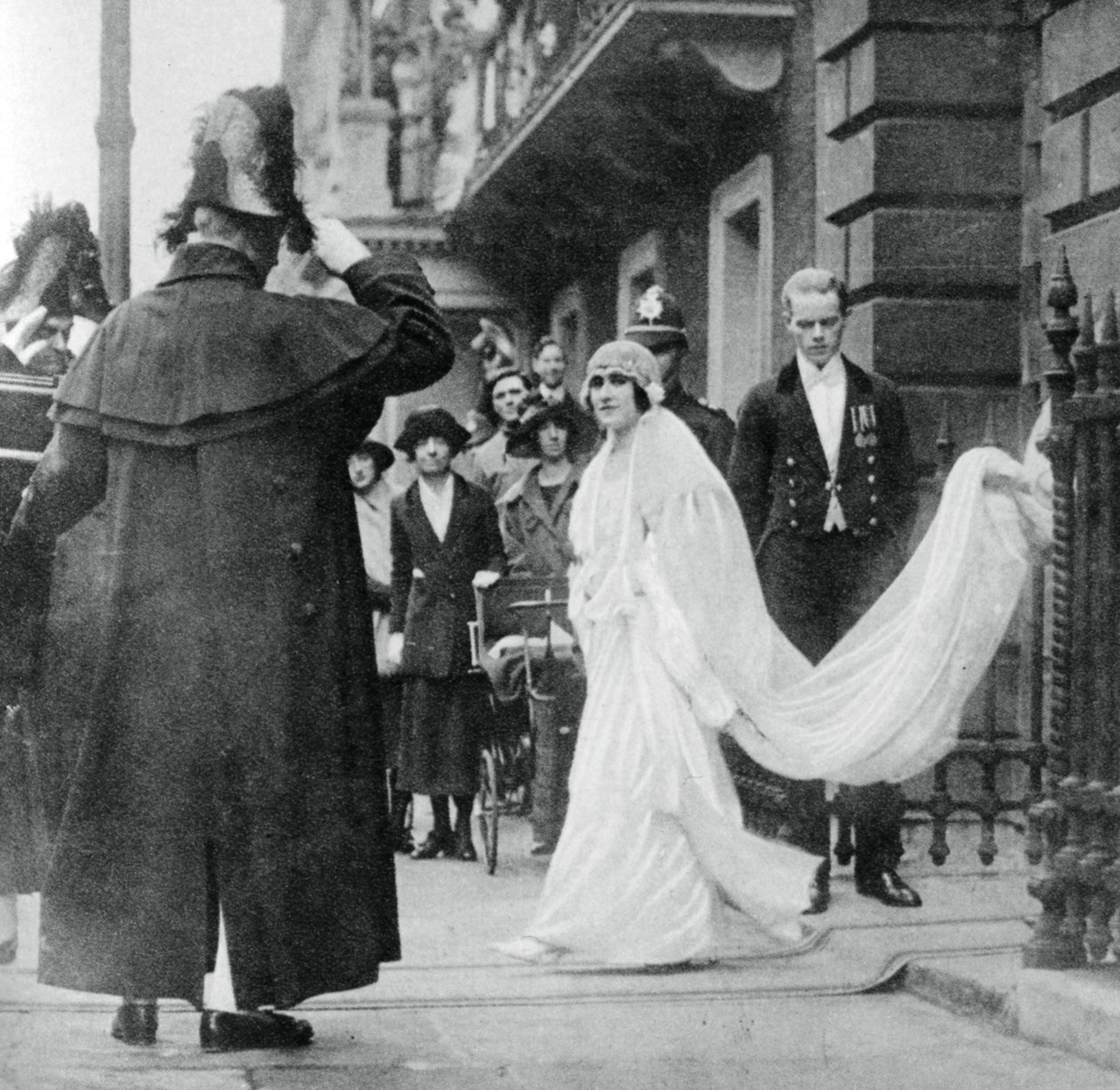 Lady Elizabeth Bowes-Lyon op weg naar haar huwelijk in Westminster Abbey, 26 april 1923, 1937 door Unbekannt