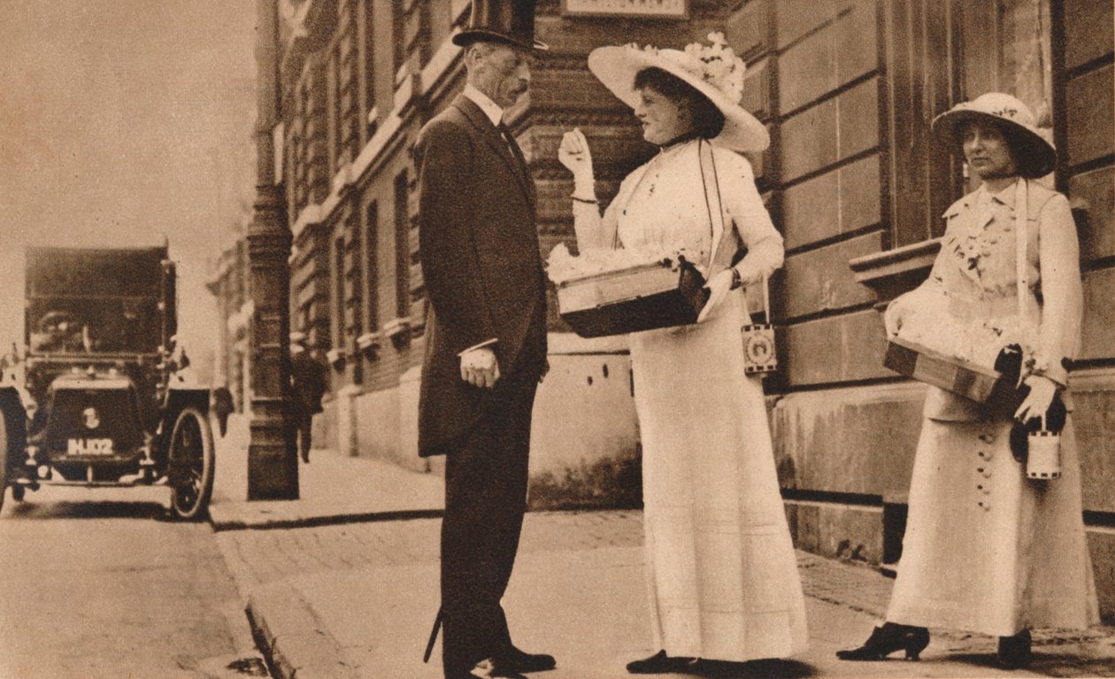 Lady Pilkington verkoopt rozen op de eerste verjaardag van Alexandra Rose Day, 25 juni, 1913 1935 door Unbekannt