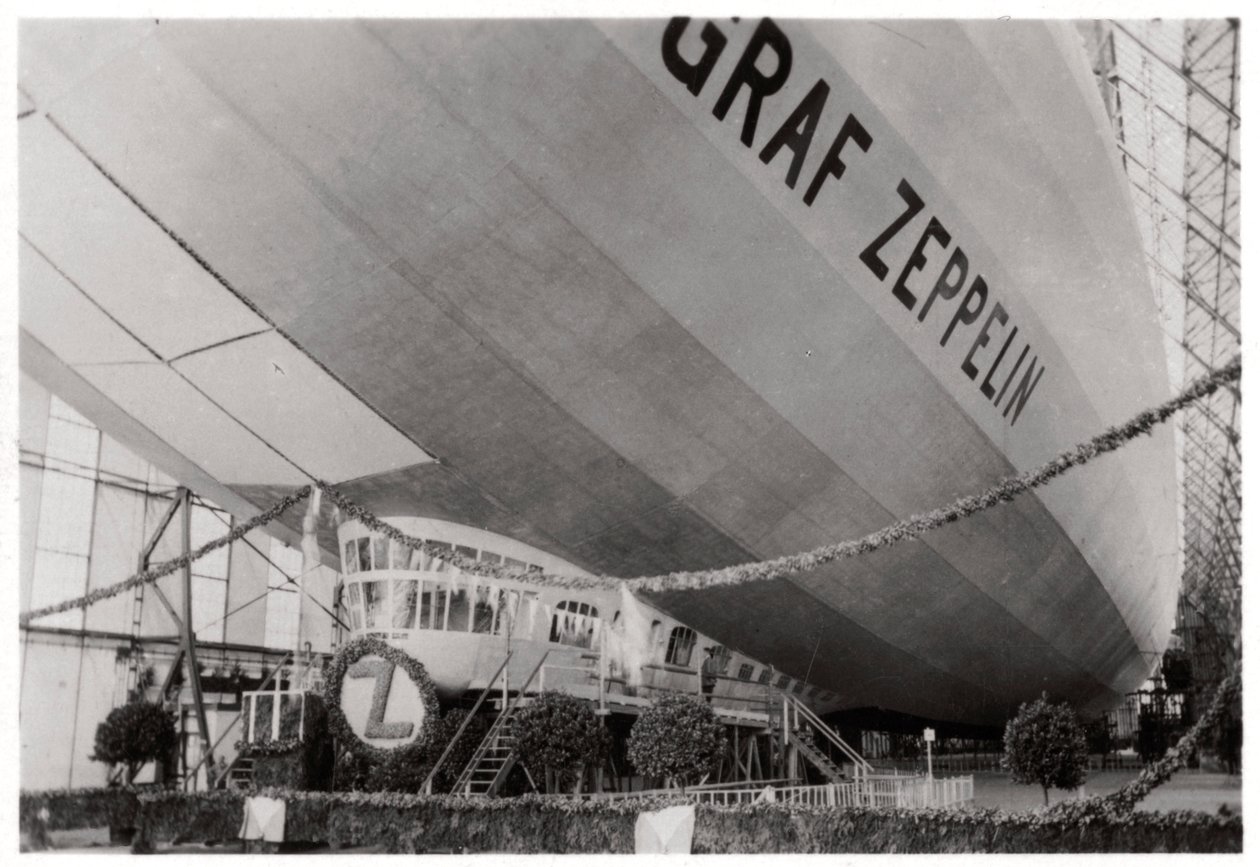 Lancering ceremonie voor Zeppelin LZ127 Graf Zeppelin, Friedrichshafen, Duitsland, 9 juli 1928, 1933 door Unbekannt