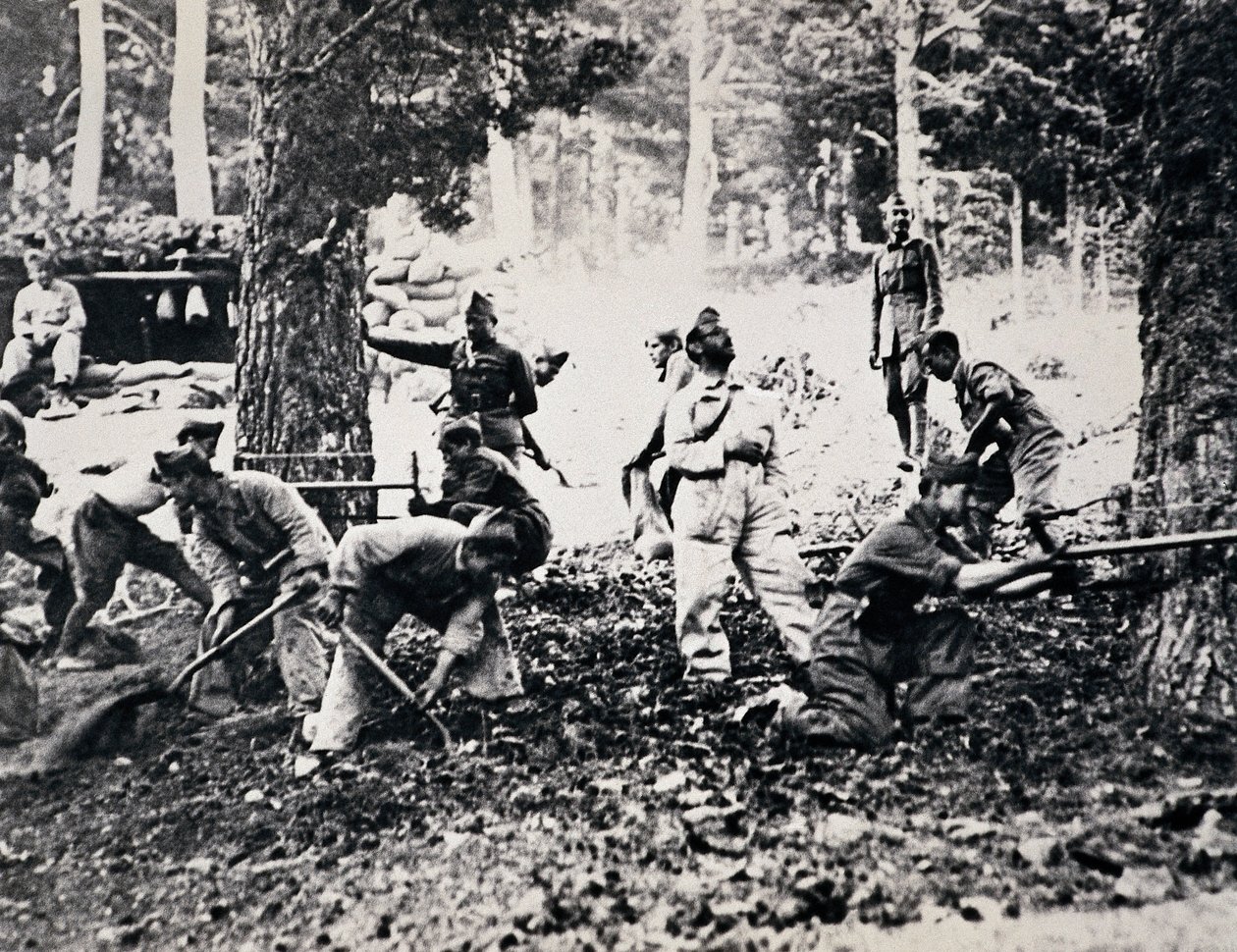 Legioensoldaten aan het front van de Sierra die dennenbomen kappen en zakken vullen om schuilplaatsen te maken tegen vijandelijke vliegtuigen door Unbekannt