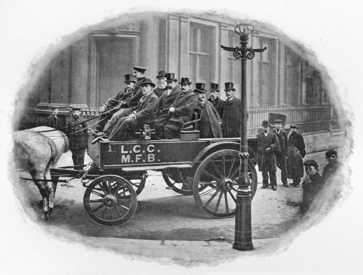 London County Council Brandweercommissie begint aan een inspectie, ca. 1903 door Unbekannt