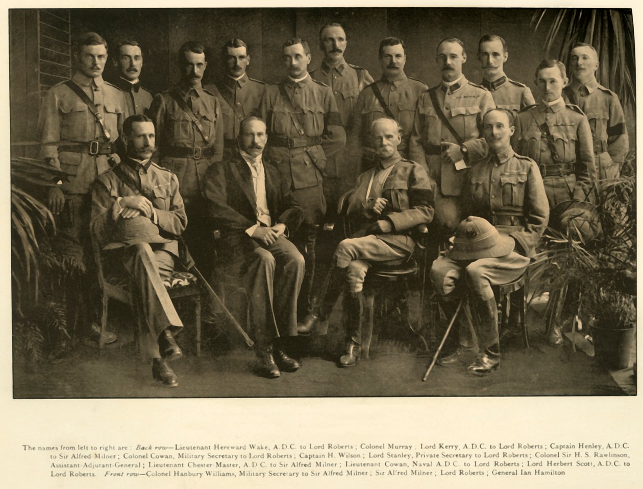 Lord Roberts en Sir Alfred Milner met hun persoonlijke staf door Unbekannt