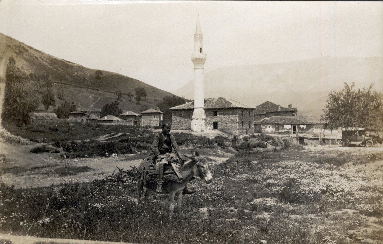 Macedonië, Griekenland: een man op een ezel voor een minaret - Ansichtkaart 1914-1918 door Unbekannt