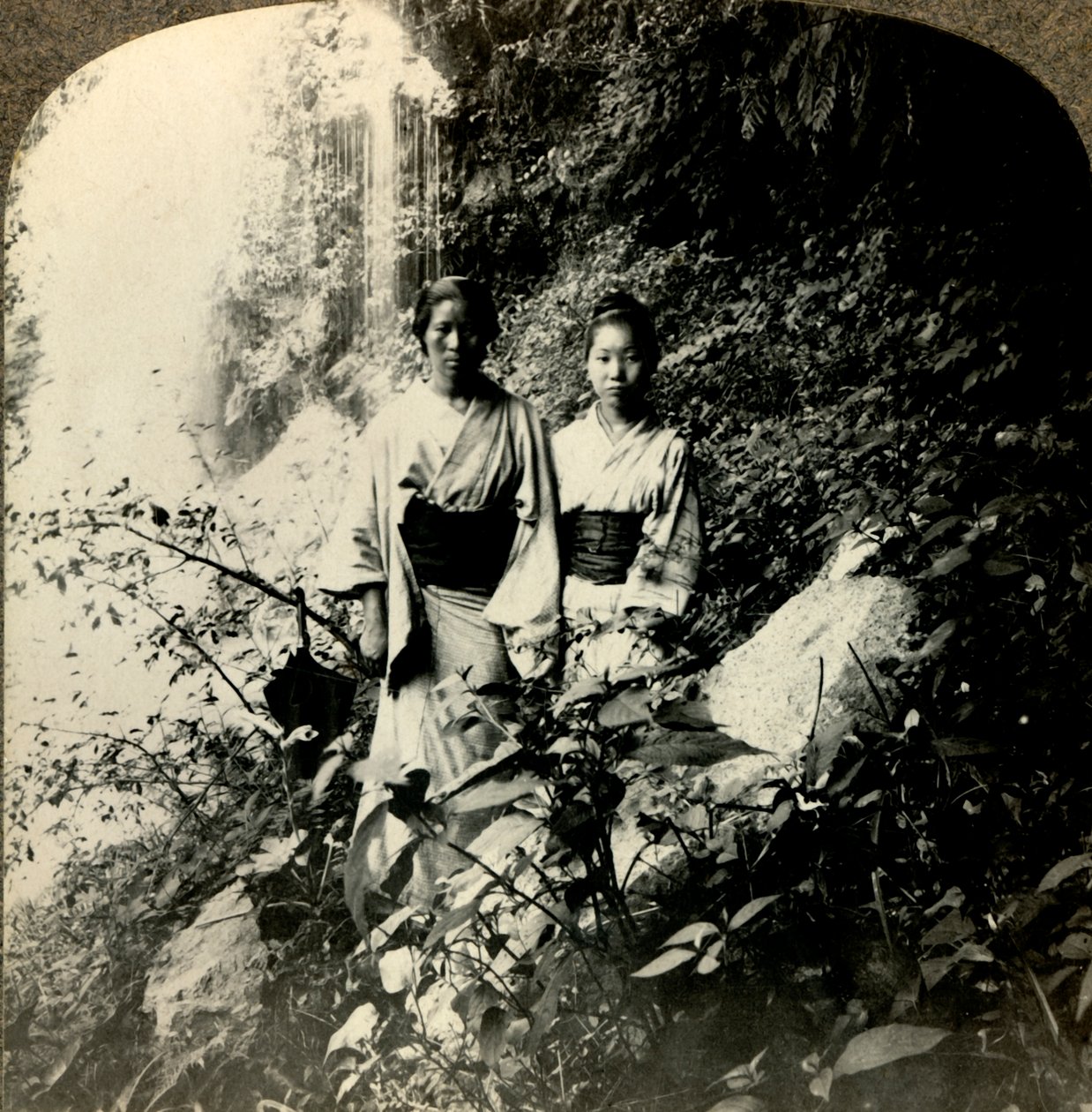 Meisjes van het Land van de Rijzende Zon, onder de Kogijoku-watervallen..., ca. 1900 door Unbekannt
