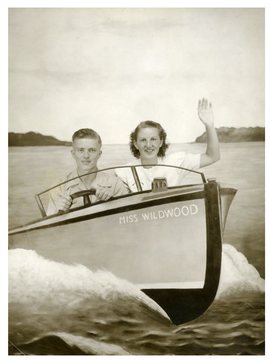 Man en Vrouw in een boot genaamd "Miss Wildwood" ca.1940 (foto) door Unbekannt
