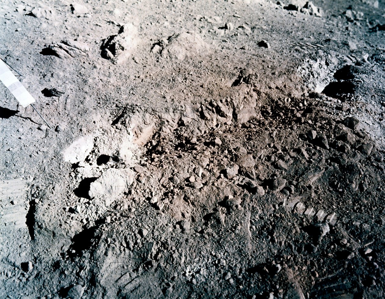 Bemande ruimtevlucht, VS, Apollo 17 Oranje grond op de maan door Unbekannt