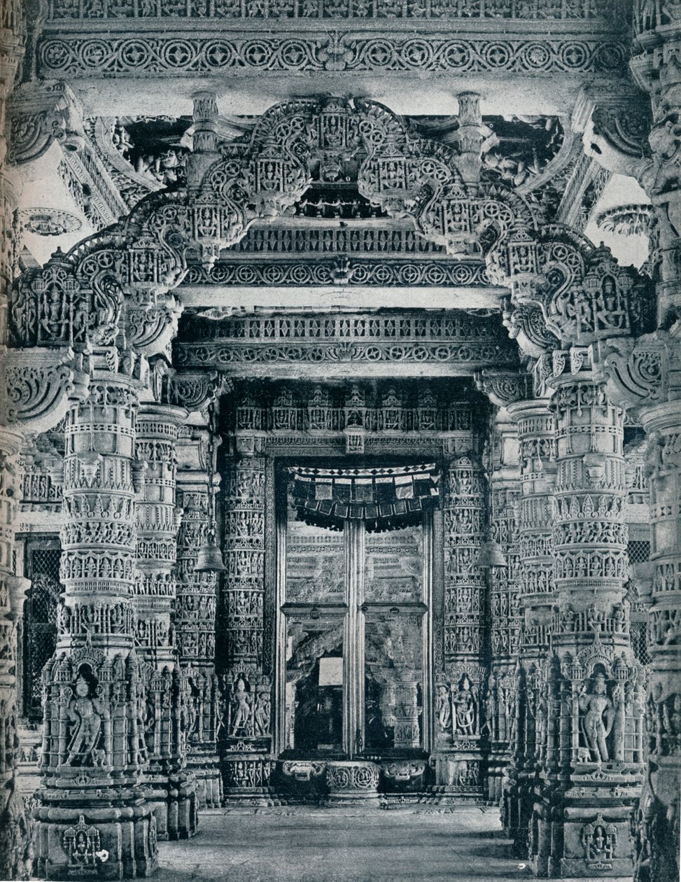 Marmeren beeldhouwwerk bij een ingang van een Jain-tempel in Dilwara, Mount Abu, ca. 1100 door Unbekannt