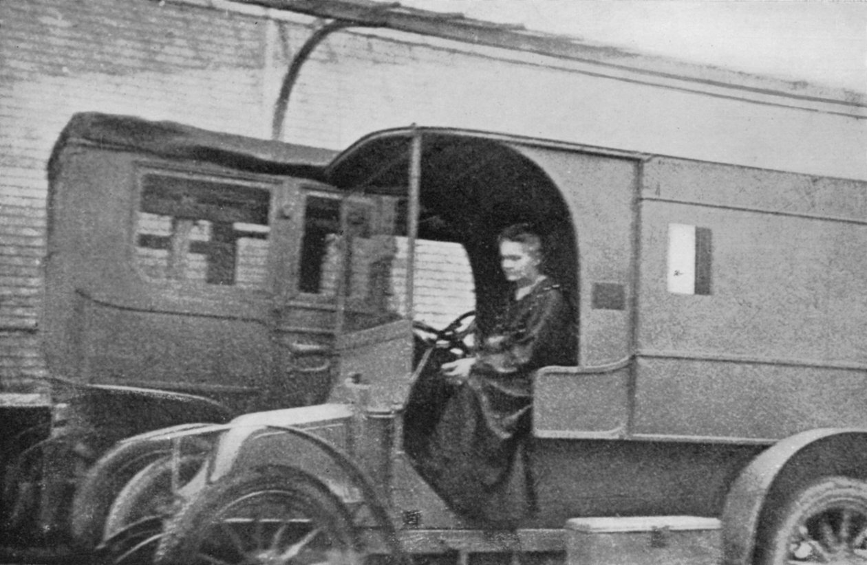 Marie Curie, in Polen geboren Franse natuurkundige, rijdt in een auto omgebouwd tot radiologische eenheid, 1914 door Unbekannt