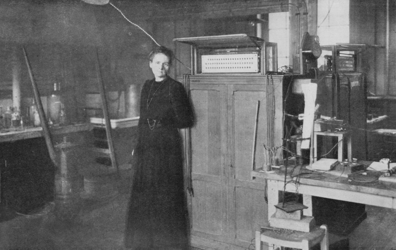 Marie Curie, Pools-Franse natuurkundige, in haar laboratorium, 1912 door Unbekannt