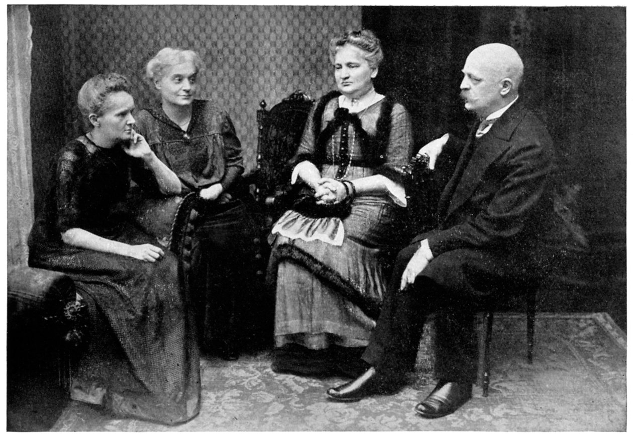 Marie Curie, Pools-Franse natuurkundige met familieleden in Warschau, Polen, 1912 door Unbekannt