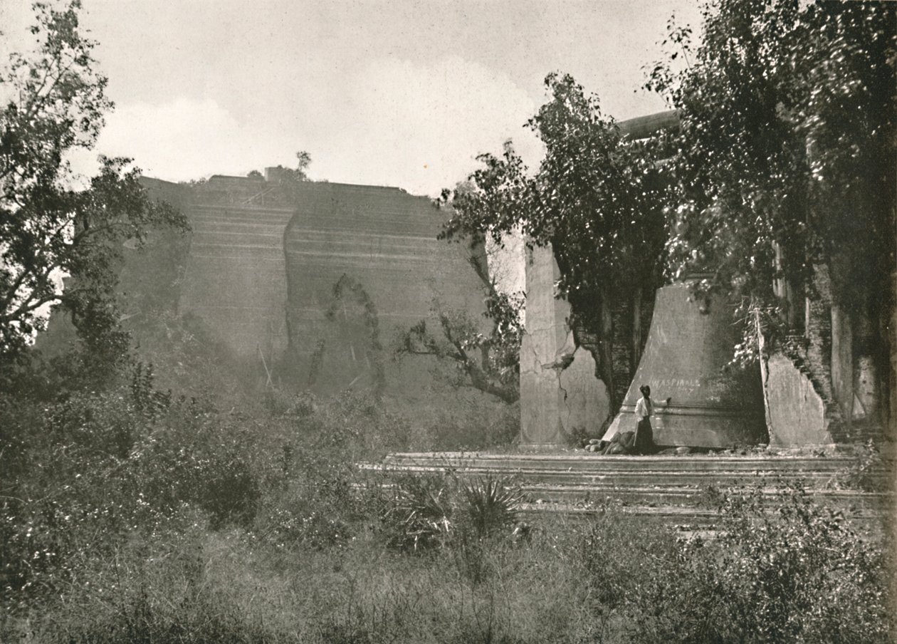 Meingoon Pagoda en Grote Bel, 1900 door Unbekannt
