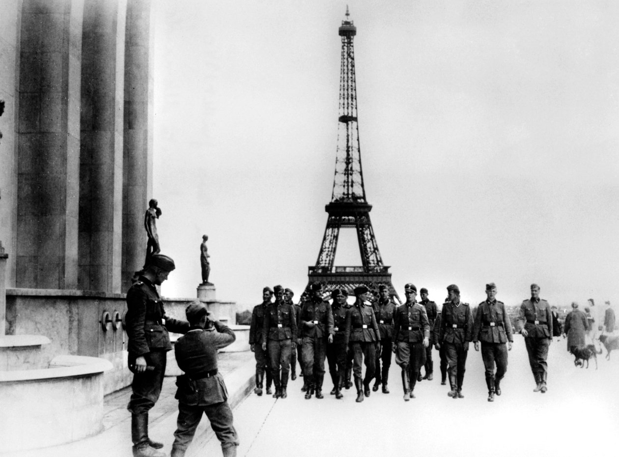 Leden van de SS bezoeken de Eiffeltoren, Parijs, juli 1940 door Unbekannt