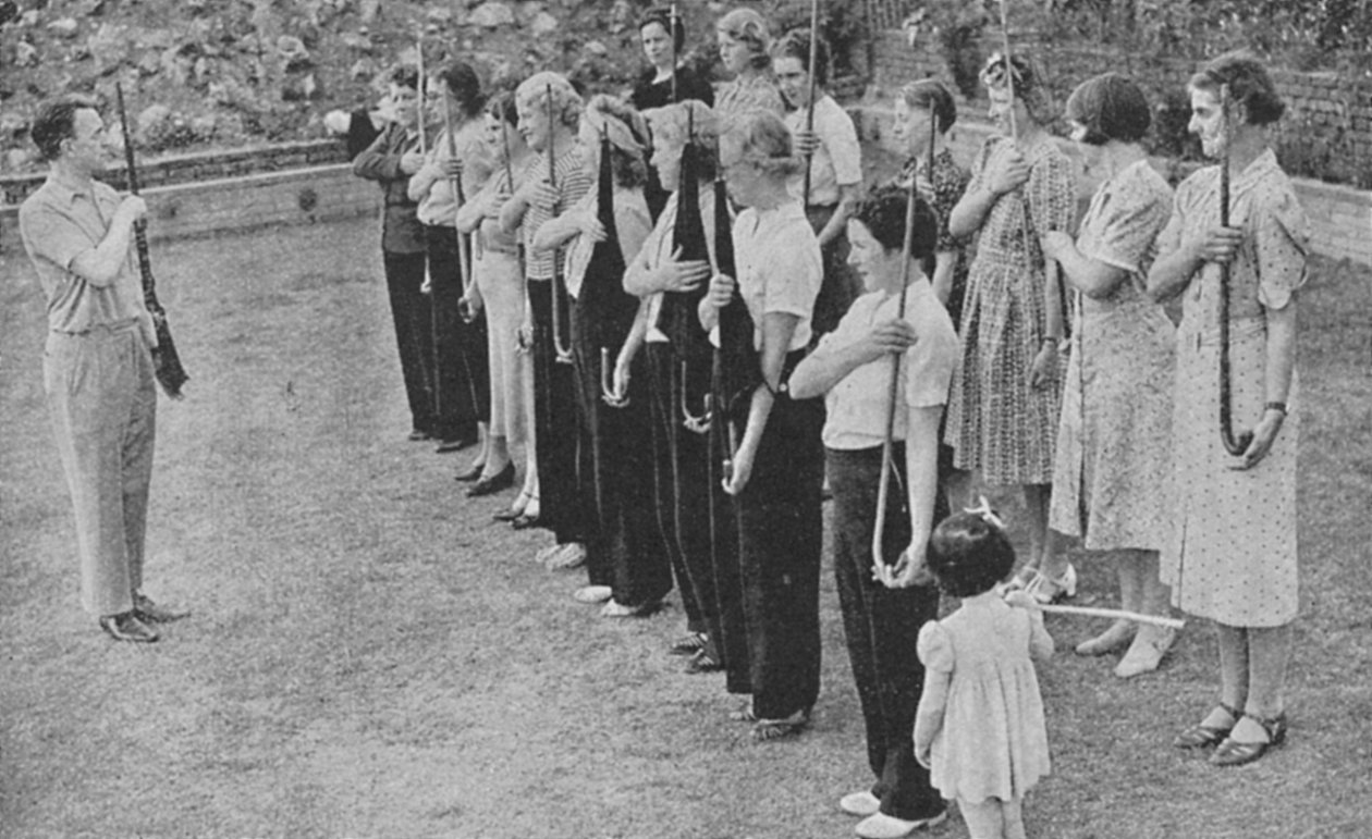 Leden van het Vrouwen Vrijwillige Verdedigingskorps worden getraind in geweeroefeningen, Tweede Wereldoorlog, 1940 door Unbekannt