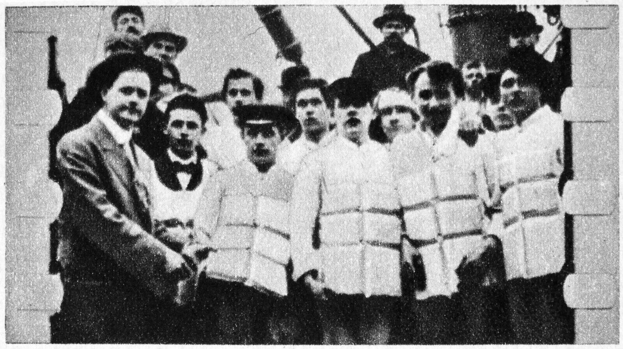 Leden van de bemanning van de Titanic in hun reddingsvesten door Unbekannt
