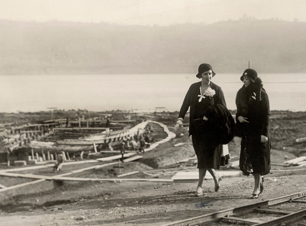 Millicent Veronica Willison, vrouw van William Randolph Hearst, bezoekt het werk voor de berging van oude Romeinse schepen uit het Meer van Nemi, ca. 1930 door Unbekannt