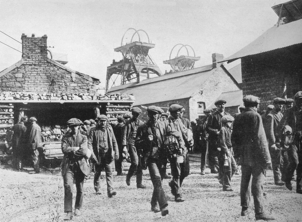 Mijnwerkers verlaten de mijn na het verstrijken van hun stakingsberichten, 1915 door Unbekannt