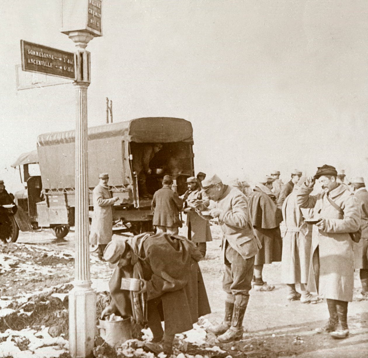 Mobiele keuken op de Voie Sacrée, Verdun, Noord-Frankrijk, ca. 1914-ca. 1918 door Unbekannt