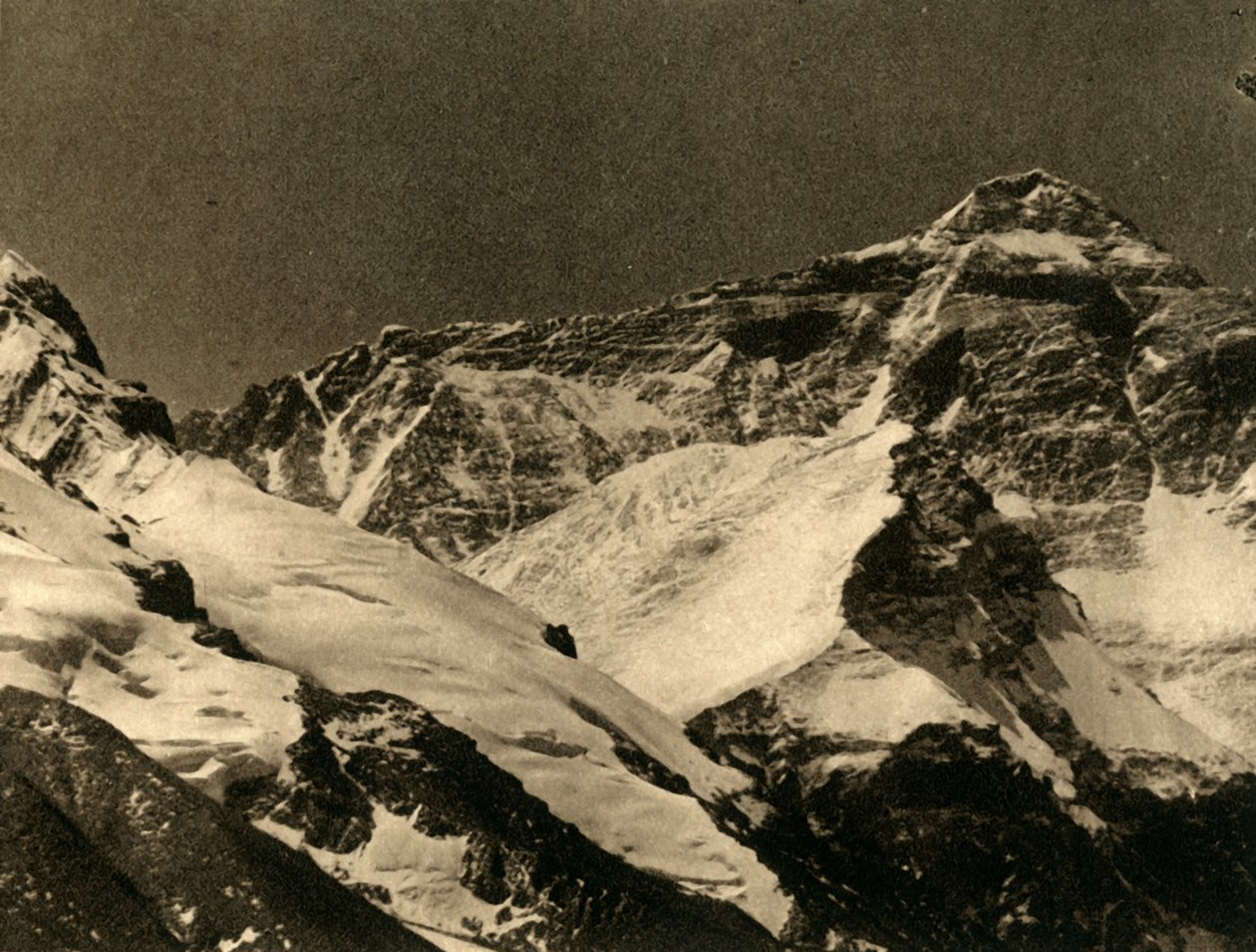 Mount Everest vanaf het basiskamp, ca. 1918-1939 door Unbekannt