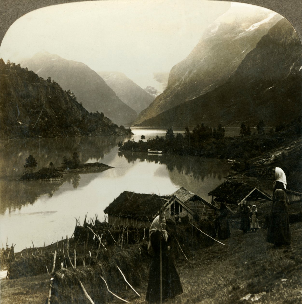 Met bergen omgeven Loenmeer - ongeëvenaard in schoonheid en grandeur - vanaf Seten boerderij, Noorwegen, ca. 1905 door Unbekannt