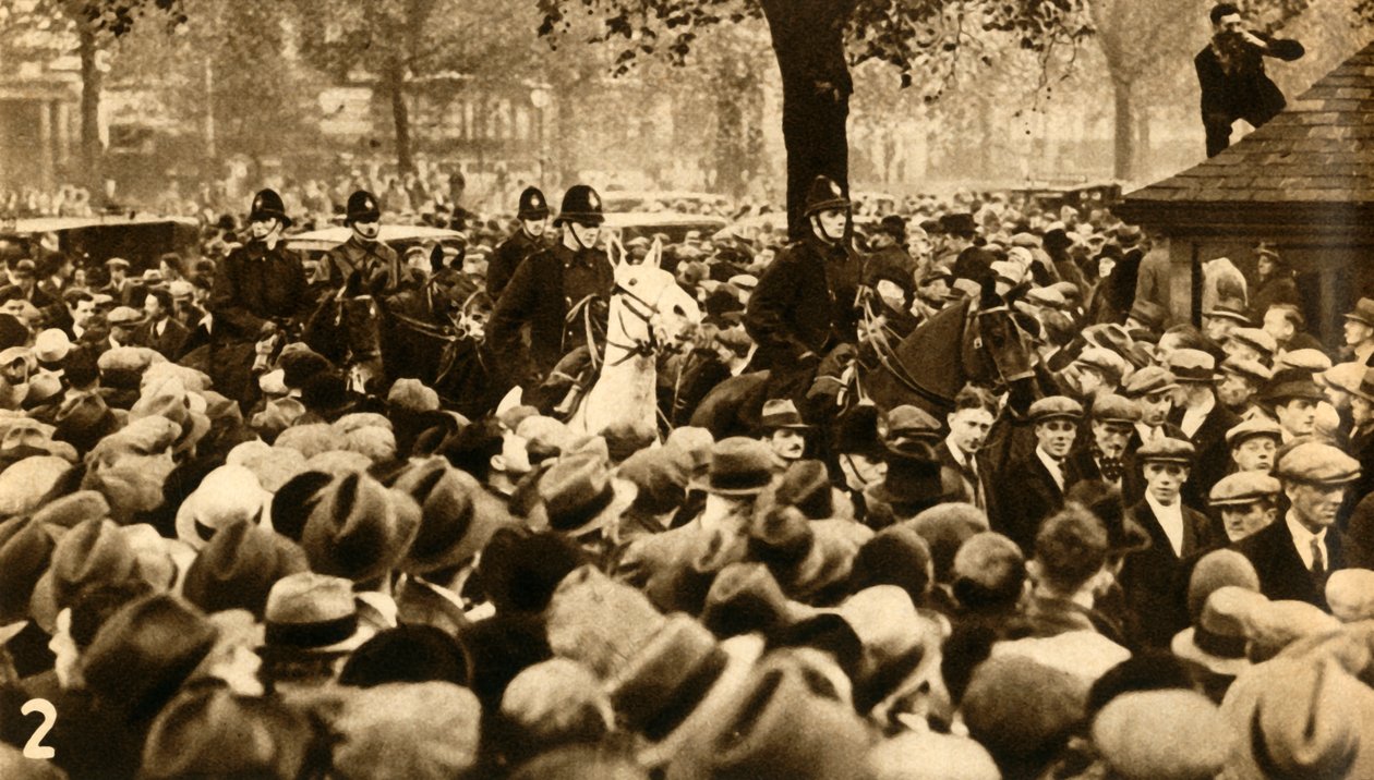 Bereden politie en demonstranten, Means Test-protesten, Hyde Park, Londen, 1932, 1933 door Unbekannt