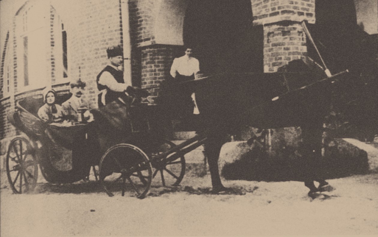 Moura Budberg met haar eerste echtgenoot von Benckendorf in een koets op hun Estse landgoed, 1912 door Unbekannt