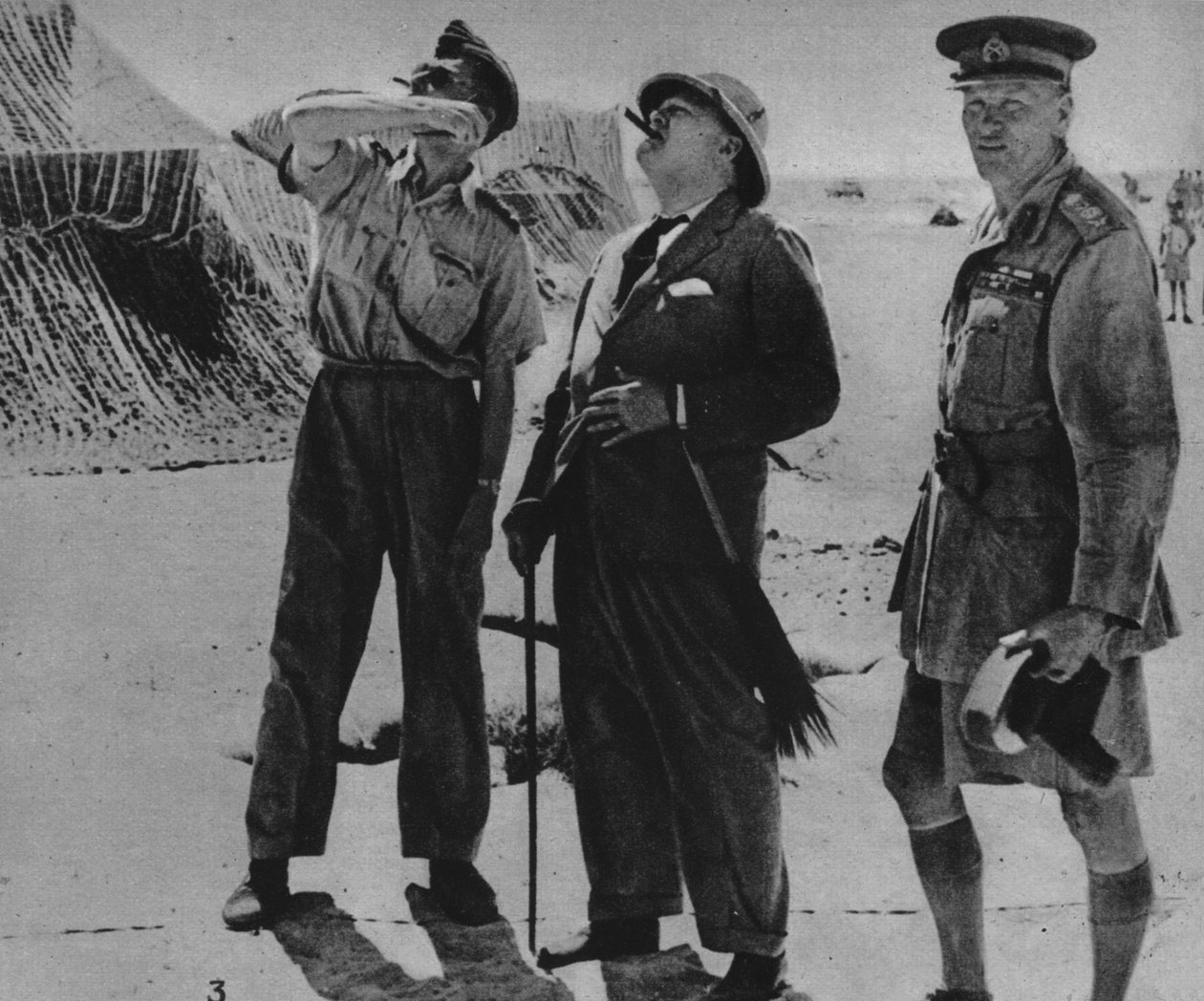 Mr. Churchill met Sir A. Tedder en Gen. Auchinleck, 1942 door Unbekannt